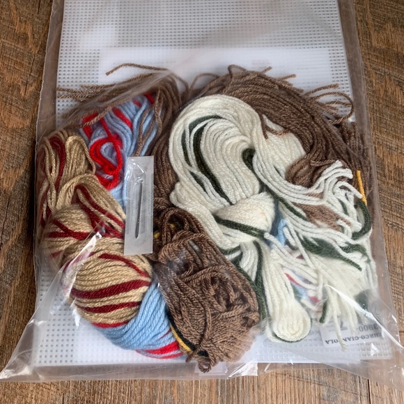 NIP Mary Maxim Bird Feeder Tissue Box Cover Needlework Kit # 21595 - Picture 3 of 4